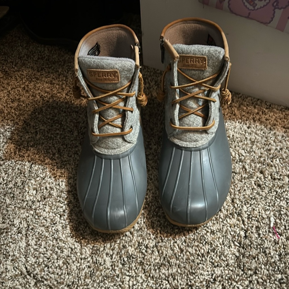 Women’s size 8. Dark and light gray Sperry duck boots